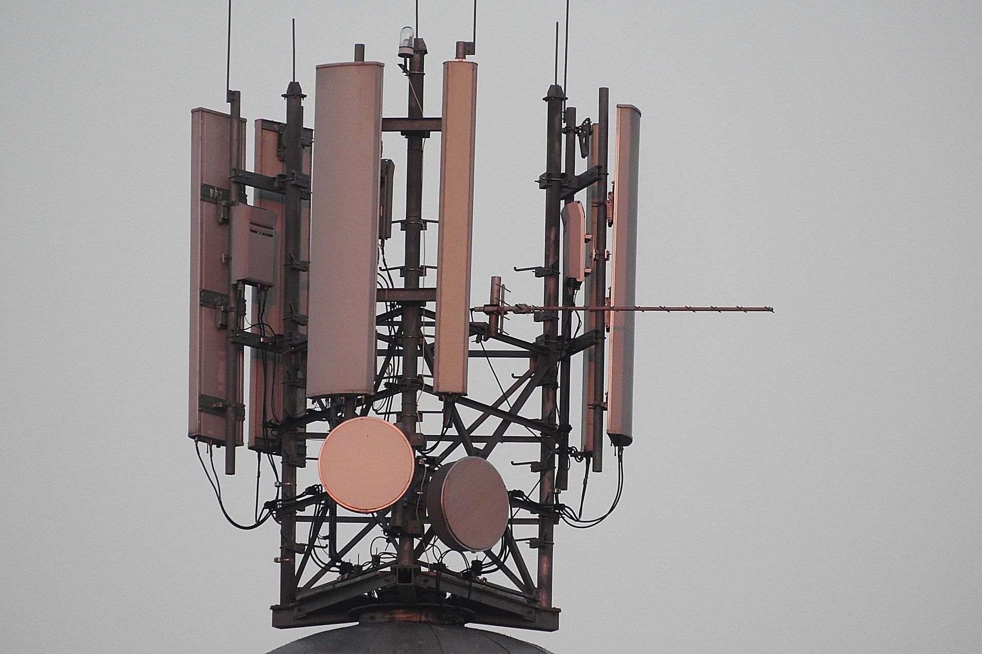 cropped-mobile-phone-masts-1120090_1920.jpg